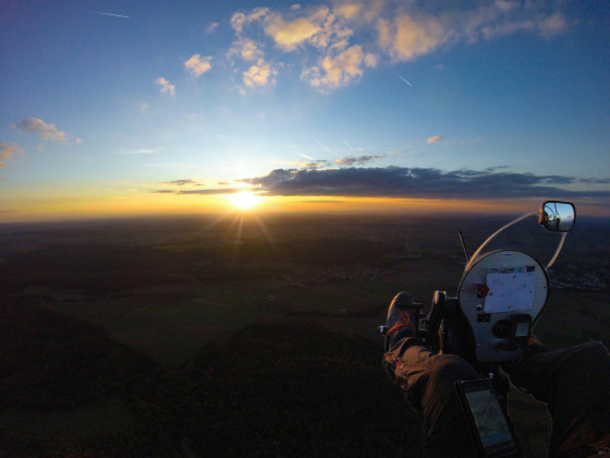 Flug in den Sonnenuntergang