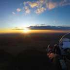 Flug in den Sonnenuntergang