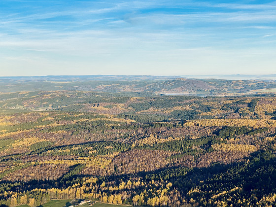 Blick in Richtung Preßnitztalsperre mit Haßberg (Jelení hora)