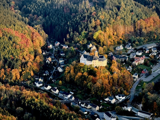 Erzgebirgischer Herbst von oben - Burg Scharfenstein