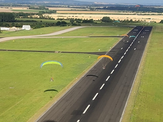 Tiefer Überflug am Flugplatz Erfurt mit 15 Motorschirmen