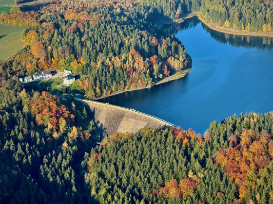 Erzgebirgischer Herbst von oben - Saidenbachtalsperre